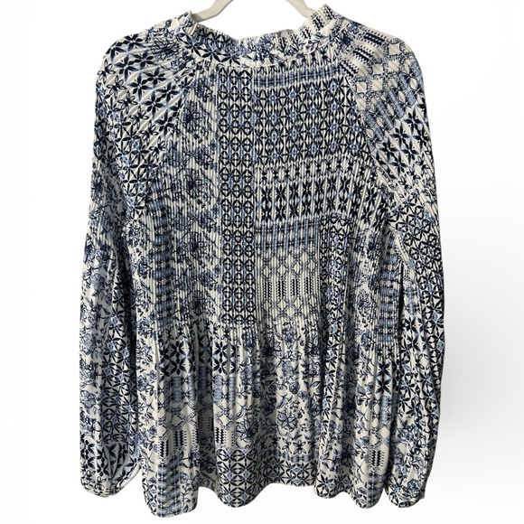 Gru Women’s Size XL Pleated Patterned V-Neck Blouse - Picture 3 of 7